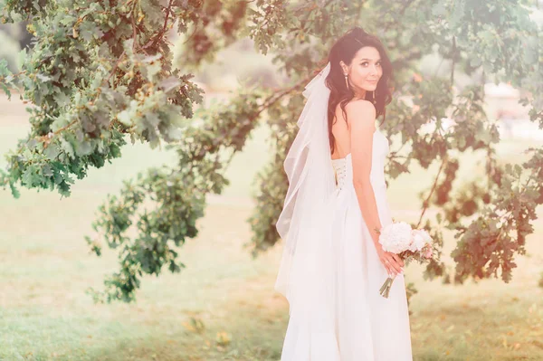 Όμορφη Νύφη Λευκό Φόρεμα Που Ποζάρει Ανθοδέσμη Στα Χέρια — Φωτογραφία Αρχείου