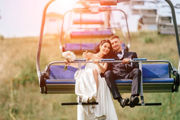 Just Married Couple Riding Mountain Cable Car Summer Day — Stock Photo, Image