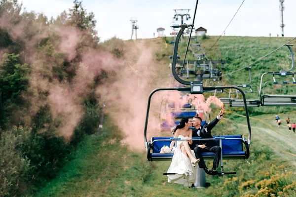Pareja Recién Casada Bajando Montaña Teleférico Día Verano —  Fotos de Stock