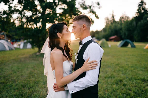 Novia Romántica Novio Posando Aire Libre —  Fotos de Stock