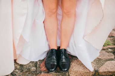 Beyaz elbiseli ayakta gelinin kırpılmış atış