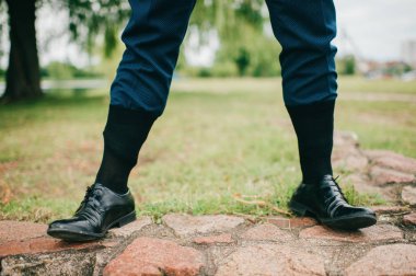 düğün elbise pantolon koymak çorap ile açık duran adamın kısmi görünümü