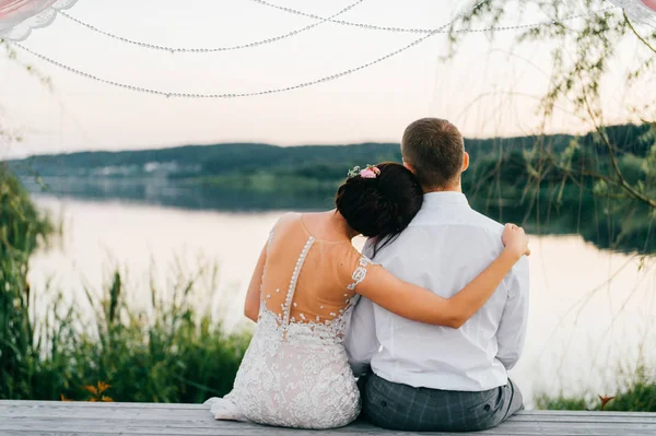 Vue Arrière Des Mariés Après Cérémonie Mariage Assis Bord Lac — Photo