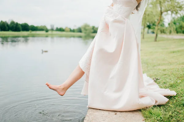 Widok Panna Młoda Sukni Ślub Stylowy Stojący Nad Rzeką — Zdjęcie stockowe