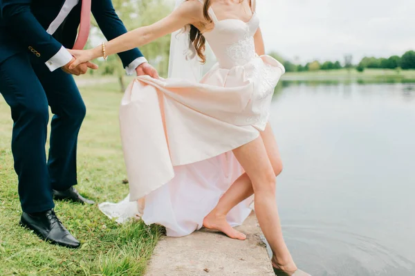 Novia Novio Después Ceremonia Boda Pie Orilla Del Lago —  Fotos de Stock