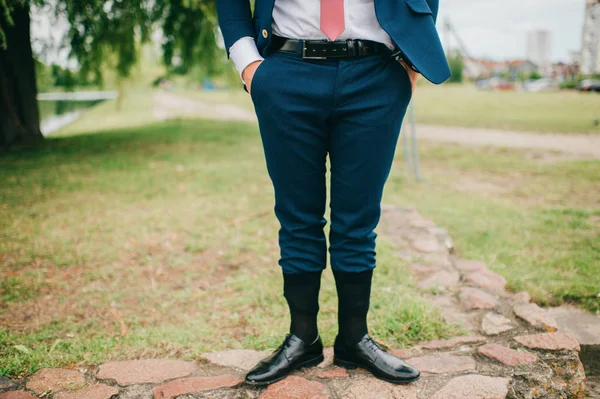 結婚式スーツのズボンをはいていた靴下を屋外に立っている男の部分的なビュー — ストック写真