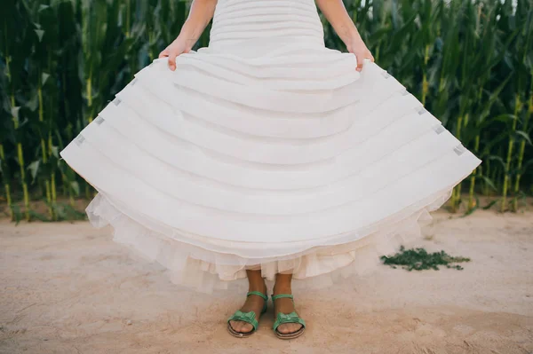 Обрезанный Снимок Невесты Белом Платье — стоковое фото