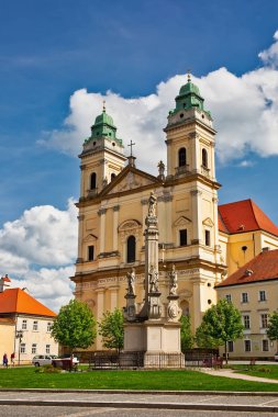 Valtice, Çek Cumhuriyeti - Nisan, 24, 2018: kilise varsayım Meryem Valtice Merkezi, küçük bir kasaba olan South Moravia, Çek Cumhuriyeti'nde popüler seyahat hedef