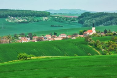 Kilise alanlar boyunca, Güney Moravia, Çek Cumhuriyeti'nde popüler seyahat hedef manzarada bahar ile küçük bir köy için görüntüleyin