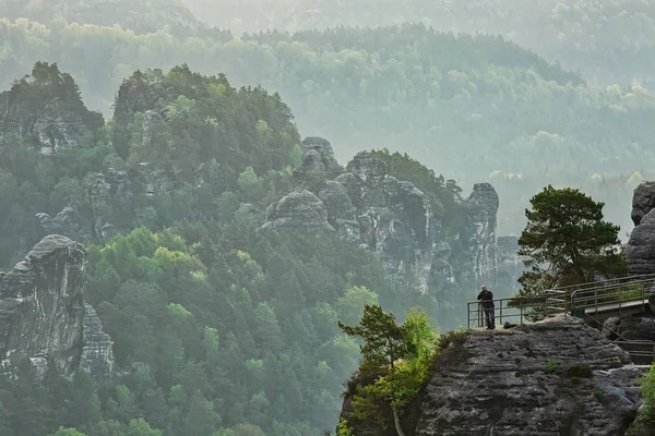 Manzara fotoğrafçı Bastei, Sakson İsviçre Ulusal Parkı Almanya'nın Elbe Kumtaşı Dağları üzerinde çalışmaktadır