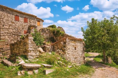 Hırvatistan 'ın Hum kentinde eski tarihi taş bina