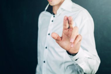 İşadamı parmağını gösterdi.