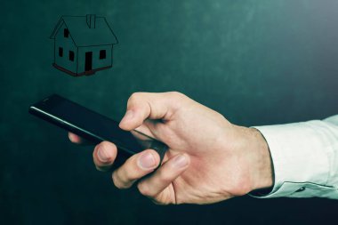 Ev insanların elinde.