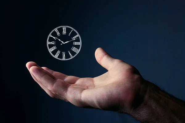Ręka Trzymająca Zegar — Zdjęcie stockowe