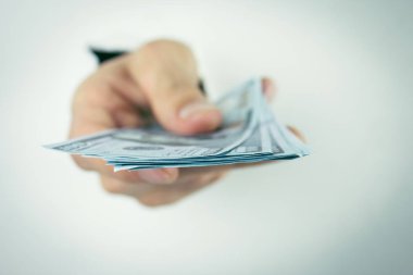 closeup para erkek elinde