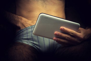 Genç çıplak adam Porno izliyor