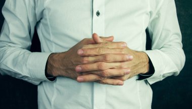 üst düzey adam elleriyle ayakta geçti