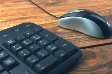 Bir bilgisayar ve fare ve fare klavye