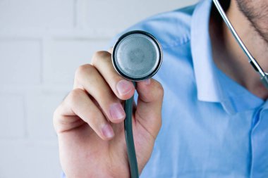 Doktor stetoskop bir disk kadar holding