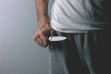 gangster bir bıçakla tehdit ediyor.