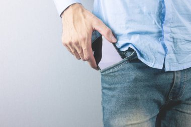 Modern smartphone cebinden alarak.