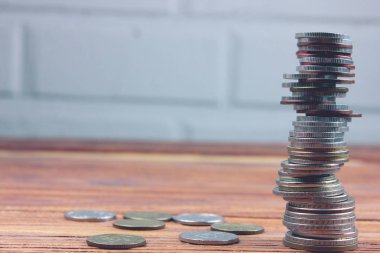 Masadaki bozuk paralar.