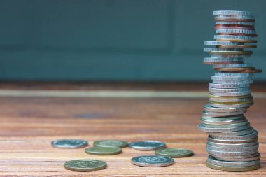 Masadaki bozuk paralar.