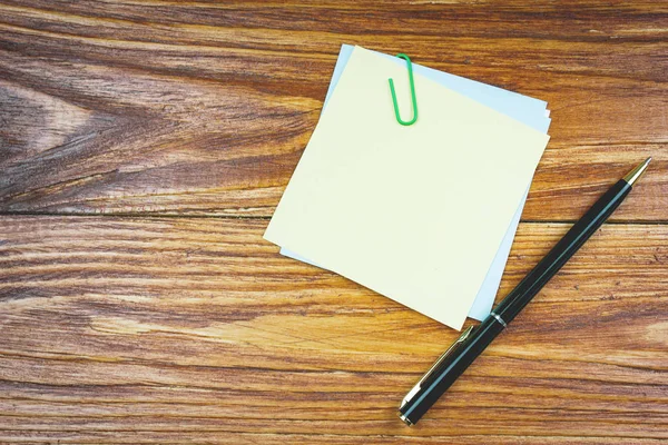 Kağıt ahşap bir masa üzerinde