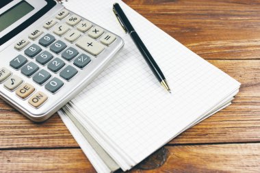 Defter ve kalem köy tablosundaki hesap makinesi ile