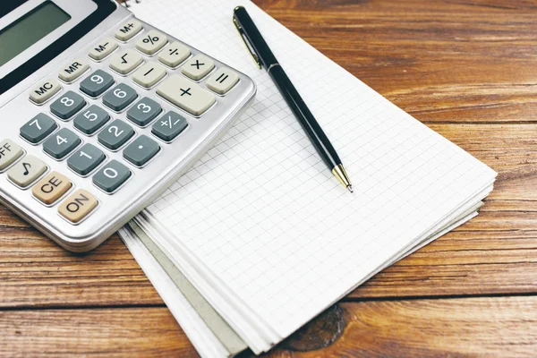 Defter ve kalem köy tablosundaki hesap makinesi ile