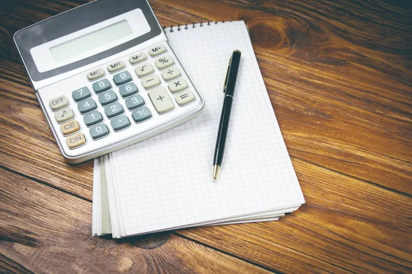 Defter ve kalem köy tablosundaki hesap makinesi ile