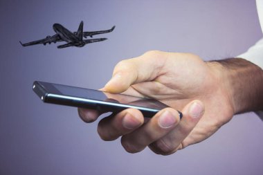 bir uçak tutan işadamı