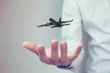 bir uçak tutan işadamı