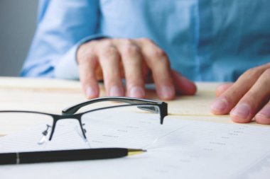 Masaüstü üzerindeki iş kavramı belgeler