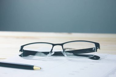 Masaüstü üzerindeki iş kavramı belgeler