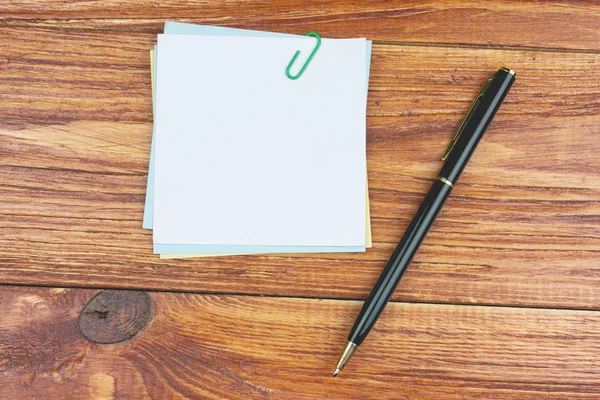 Not ve kalem üzerinde ahşap tuz