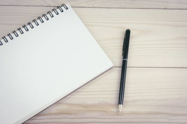 defter ve kalem masaya.