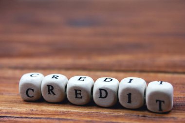 kelime kredi ahşap harflerle yazılmış