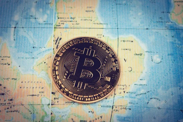 Die Goldmünze Bitcoin Auf Der Karte — Stockfoto