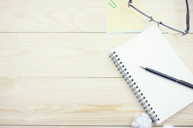 defter ve kalem masaya.