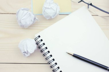 defter ve kalem masaya.