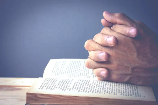 Modlitwa Ręce Nad Pismo Święte — Zdjęcie stockowe