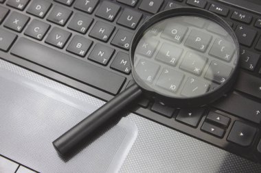 Siyah klavyede büyüteç