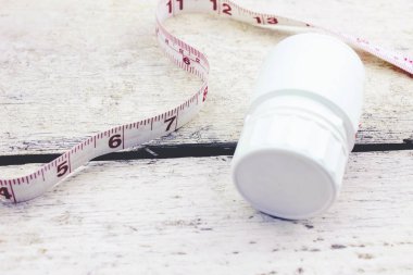 santimetre ve ahşap bir masa hapları