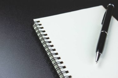 defter ve kalem masaya.