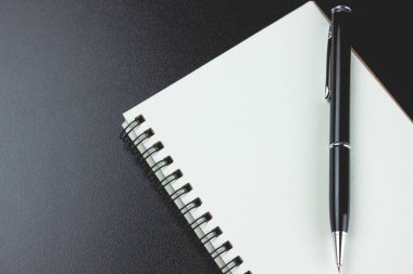 defter ve kalem masaya.