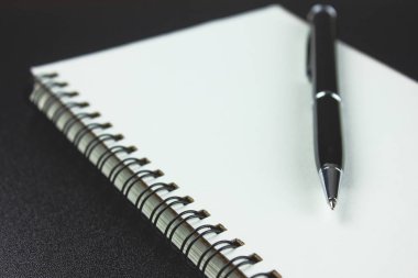 defter ve kalem masaya.