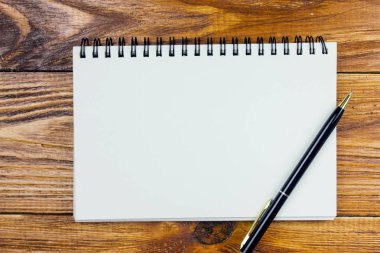 Kağıt ahşap bir masa üzerinde