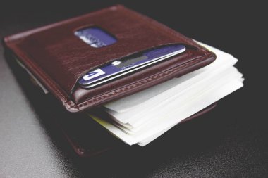 Kahverengi cüzdan para ile .