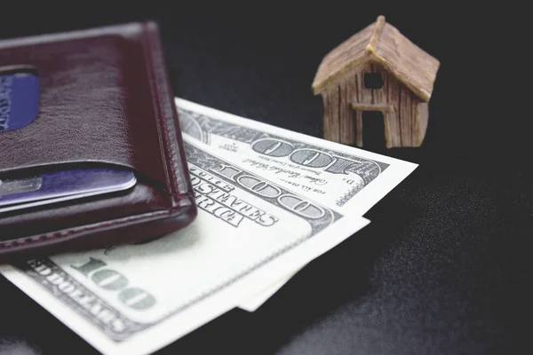 Haus Mit Geldbörse Auf Schwarzem Tisch — Stockfoto
